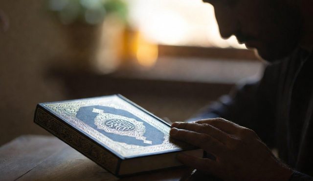 Kur’an, insanlığa gönderilmiş ilahi bir rehberdir; fakat bu rehber, hayata Peygamber’in örnekliğiyle taşınmıştır. Resûl’ü devre dışı bırakan bir anlayış, dini teorik bir metne indirger. Peki Kur’an’a iman, Peygamber’in yolunu takip etmeyi neden zorunlu kılar?