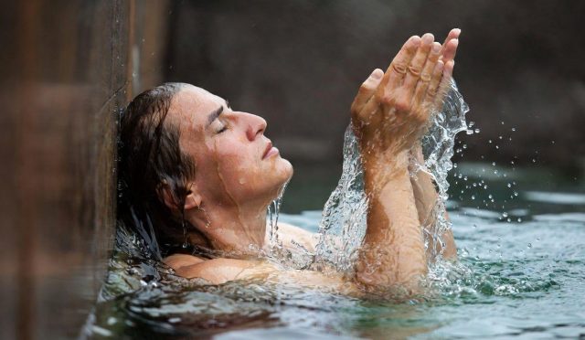 Pornografik yayın izlemek başlı başına günahtır; ancak gusül abdesti gerekip gerekmediği, şehvetle meninin yerinden ayrılıp ayrılmamasına bağlı olan ayrı bir fıkhî hükümdür.