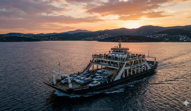 Rüyada araba vapuruna binmek, genellikle huzurlu ve dinlendirici bir yolculuğa işaret eder. Bu rüya, kişinin hayatında hem fiziksel hem de ruhsal anlamda rahatlatıcı bir sürece gireceğini simgeler.