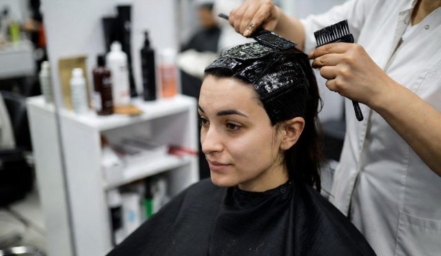 İslam’da saç ve sakal boyamak aslen caiz kabul edilmiştir. Sahabe ve tâbiîn döneminde saç boyama yaygın bir uygulama olmuş; sarı, kızıl ve benzeri renklerle boyamaya dair herhangi bir ihtilaf ortaya çıkmamıştır. Ancak saçın tamamen siyaha boyanması, hadislerde geçen bazı uyarılar sebebiyle fıkıh alimleri ve tasavvuf ehli tarafından özel bir değerlendirmeye tabi tutulmuştur.